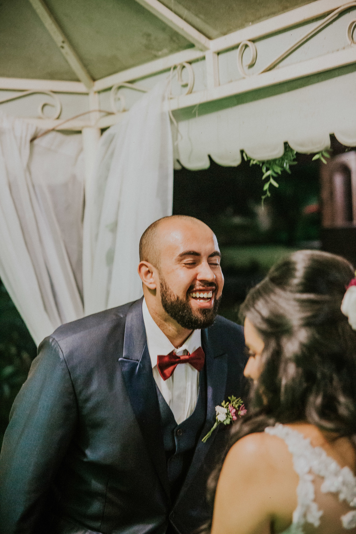 fotografia de casamento em belo horizonte no qual o noivo faz uma surpresa para a noiva durante a cerimônia de casamento na troca de fotos