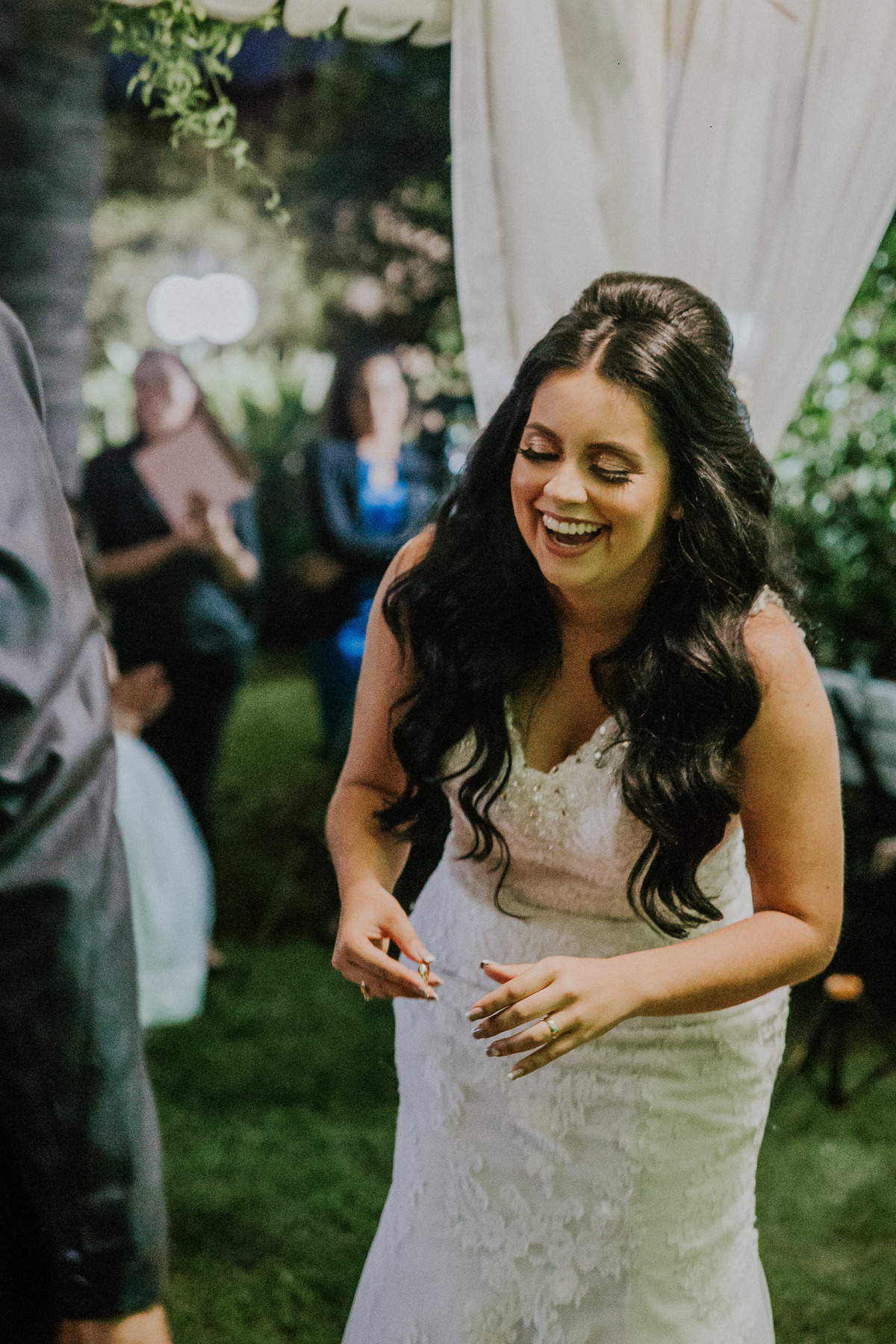 noiva sorrindo durante a troca de votos 