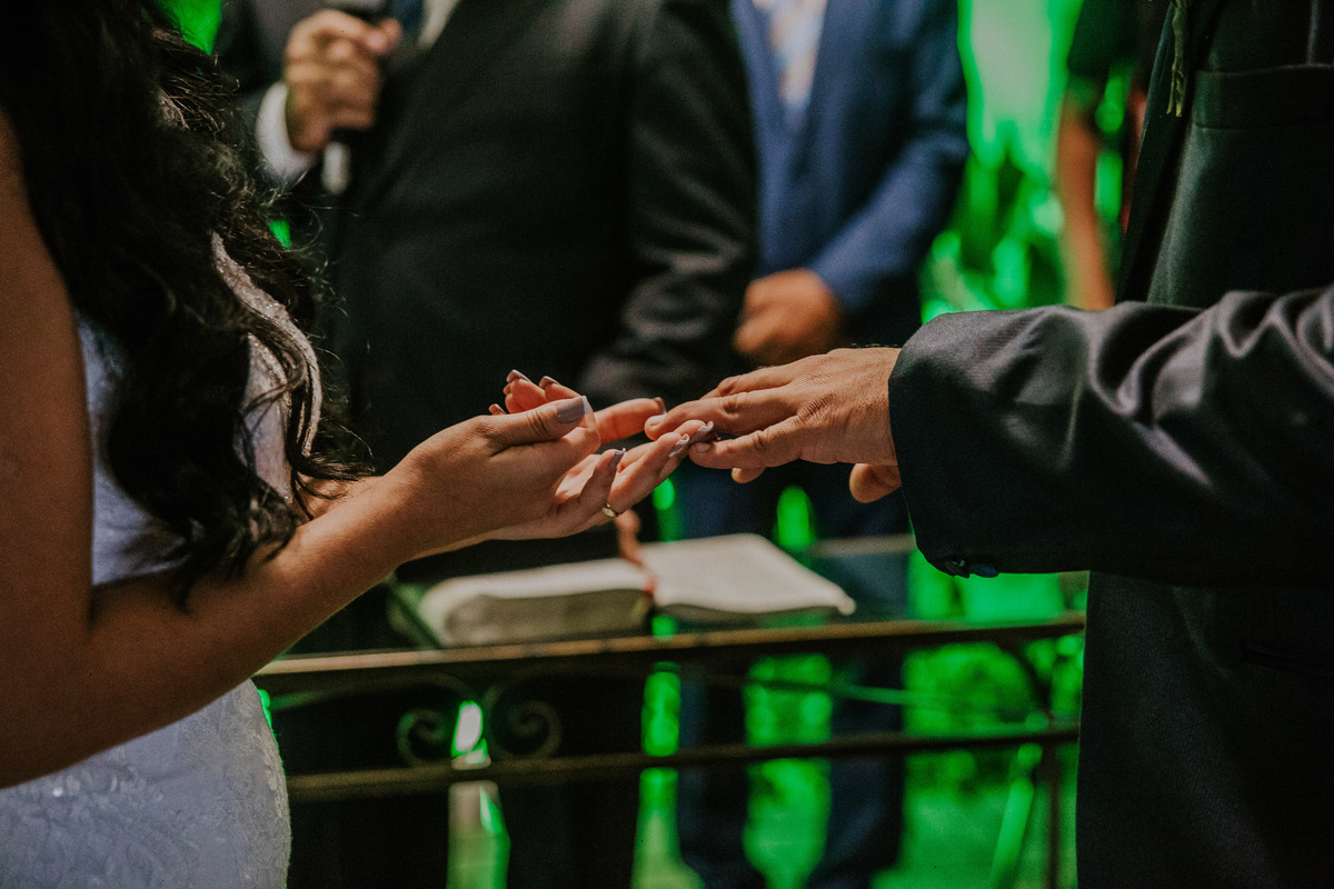 detalhes da troca de alianças durante a cerimonia de casamento