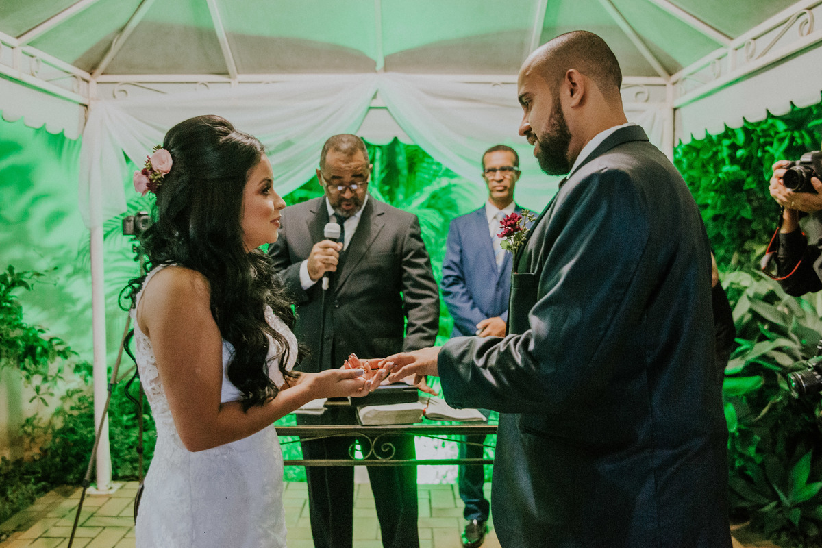 noivos trocando as alianças em uma fotografia de casamento em belo horizonte durante o dia
