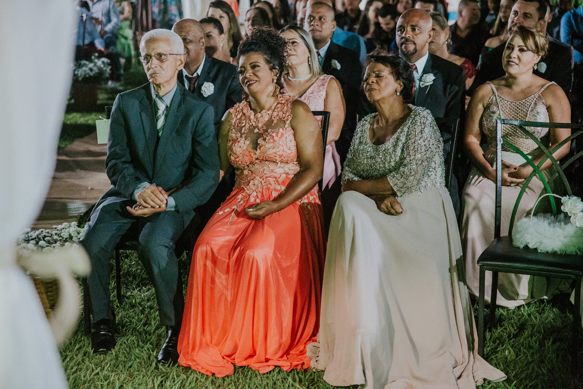 detalhe dos pais da noiva durante a cerimônia de casamento