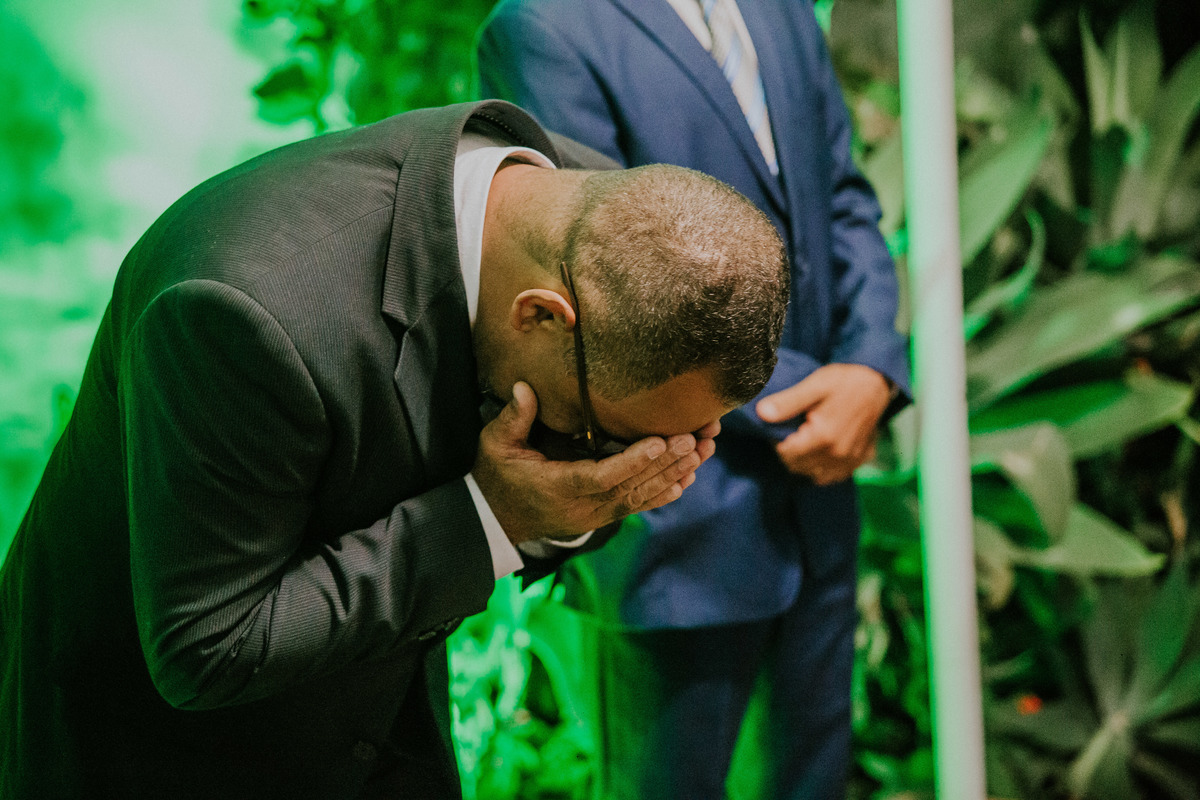 Celebrante rindo muito após os votos do noivo engraçado