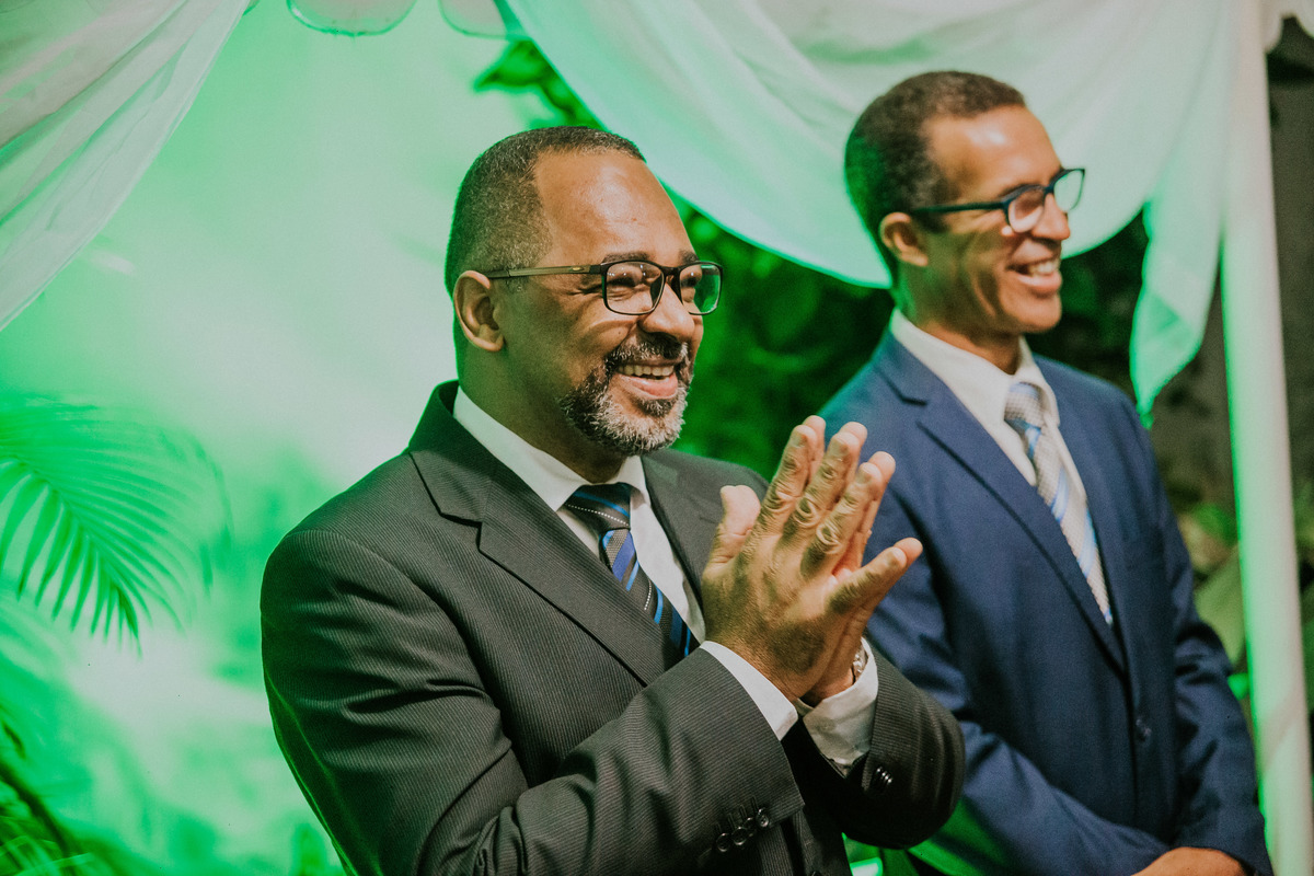 celebrante sorrindo durante a troca de votos