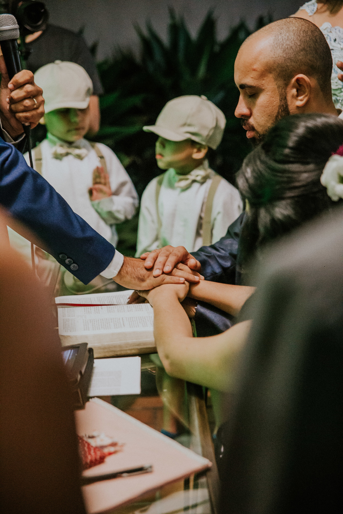 noivos sendo abençoados pelo pastor