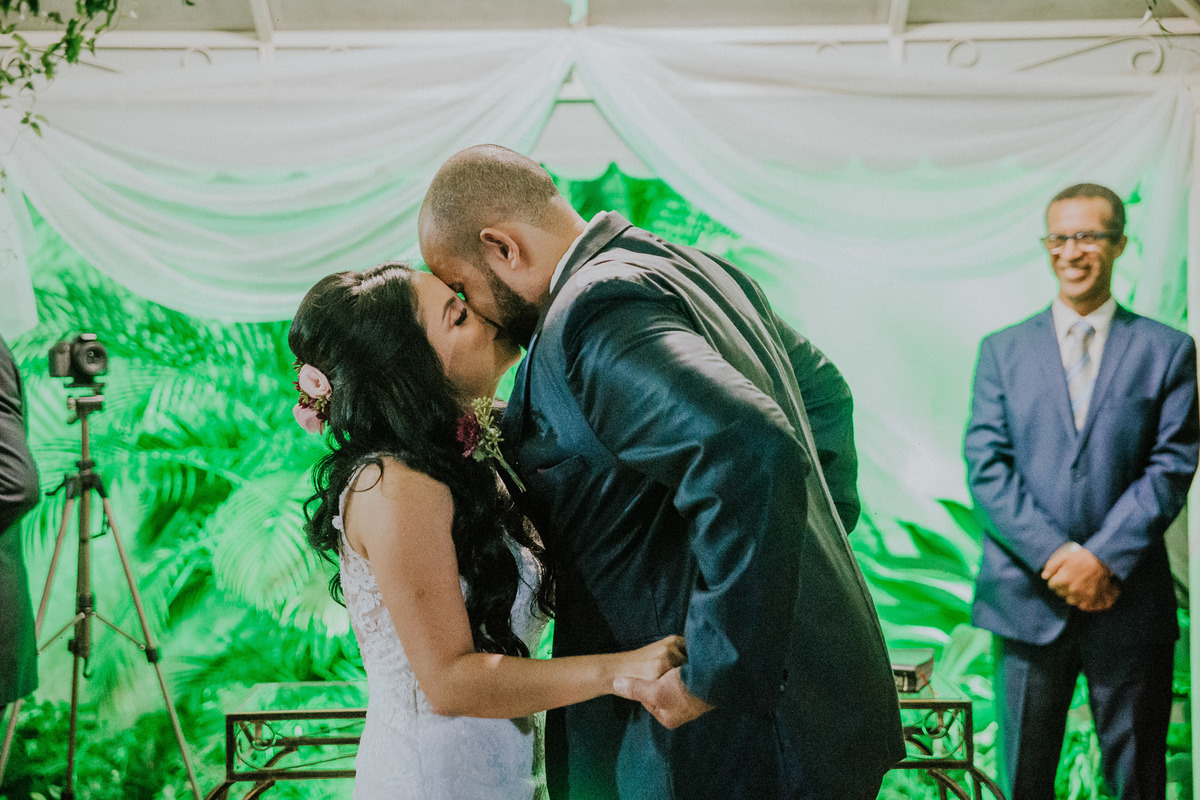 primeiro beijo de casados durante a cerimônia de casamento durante o dia em belo horizonte