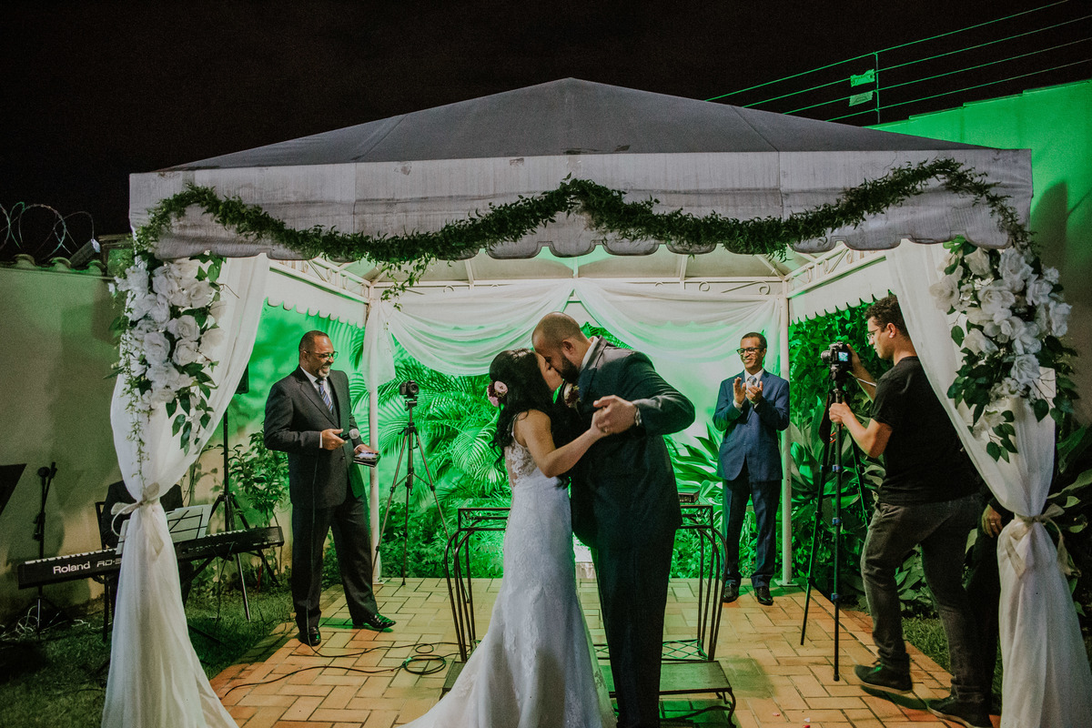 primeiro beijo de casados durante a cerimônia de casamento em BH