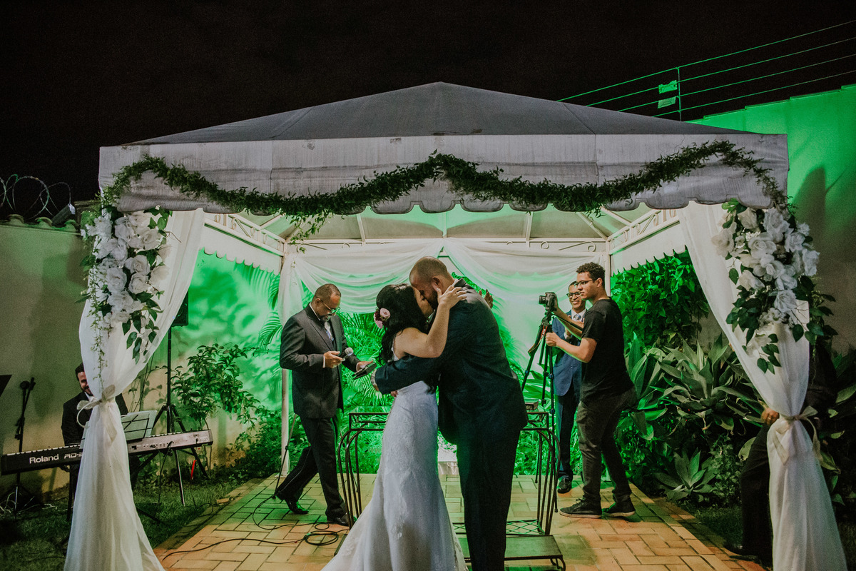 primeiro beijo de casados durante a cerimônia de casamento em BH