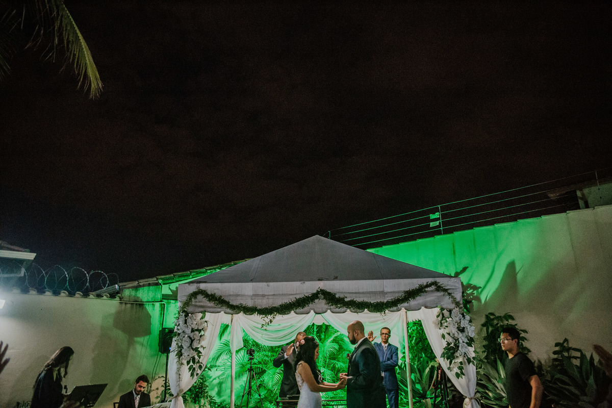 primeiro beijo de casados durante a cerimônia de casamento em BH