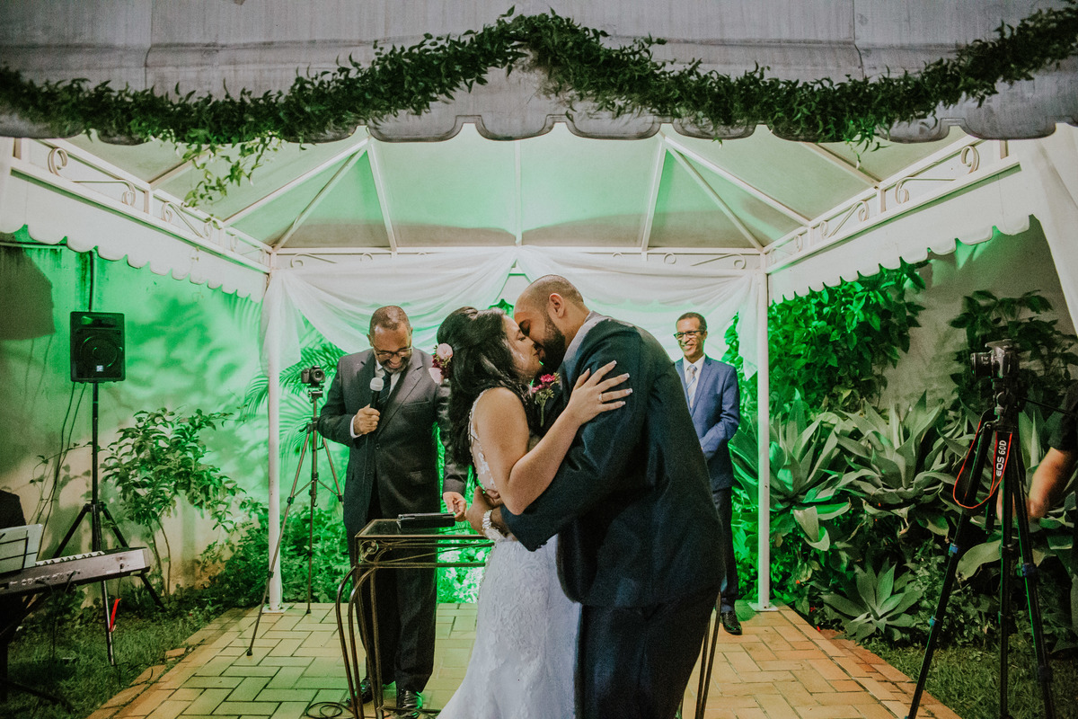 primeiro beijo de casados durante a cerimônia de casamento em BH