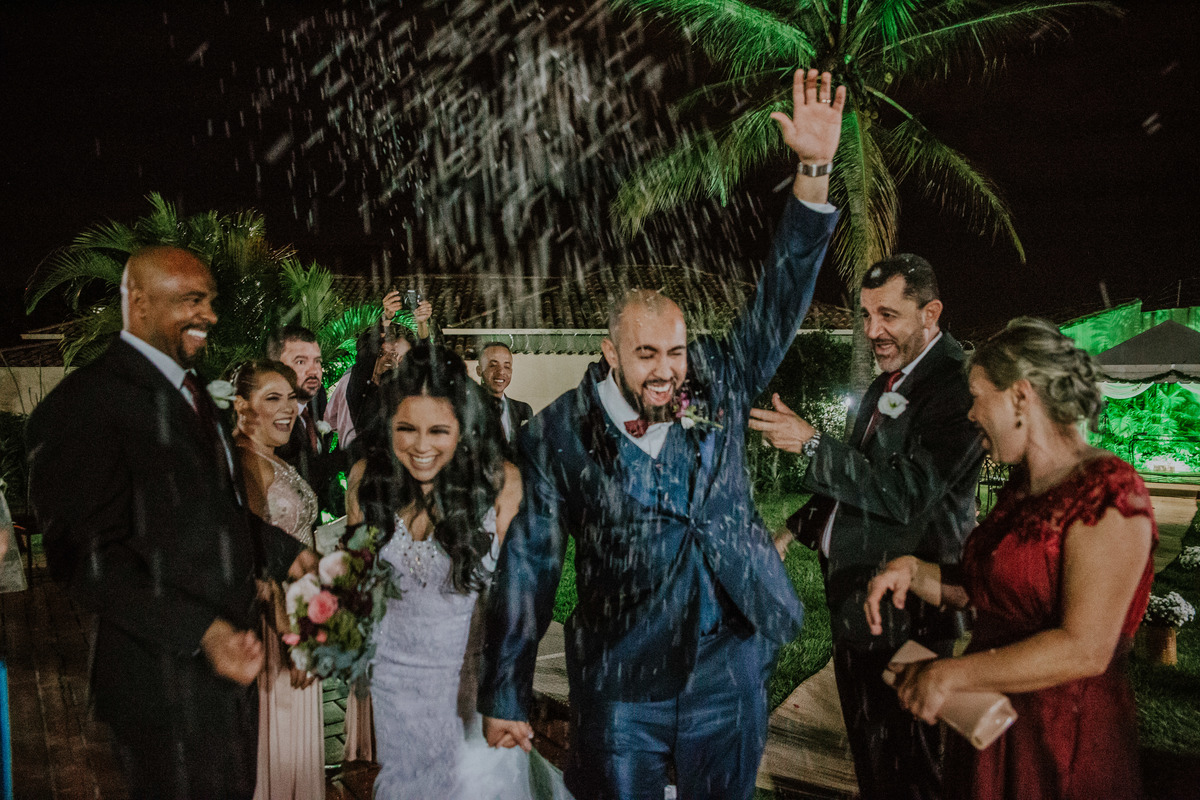 saída dos noivos da cerimônia de casamento com pó de arroz
