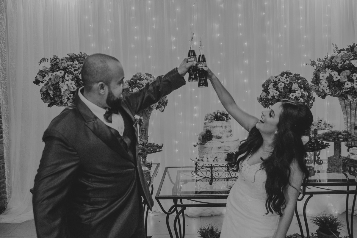 Brinde diferente de casamento com coca cola ao inves de espumante