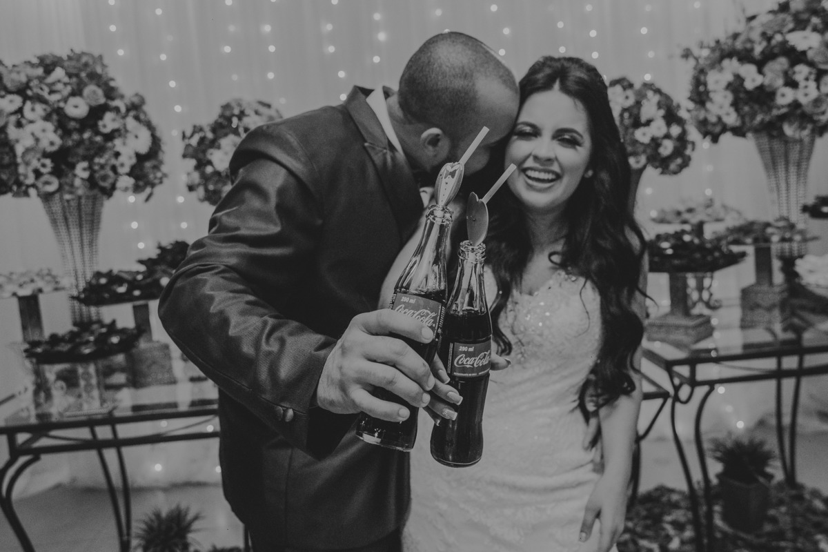 noivos brincando com coca cola ao invés de espumante 
