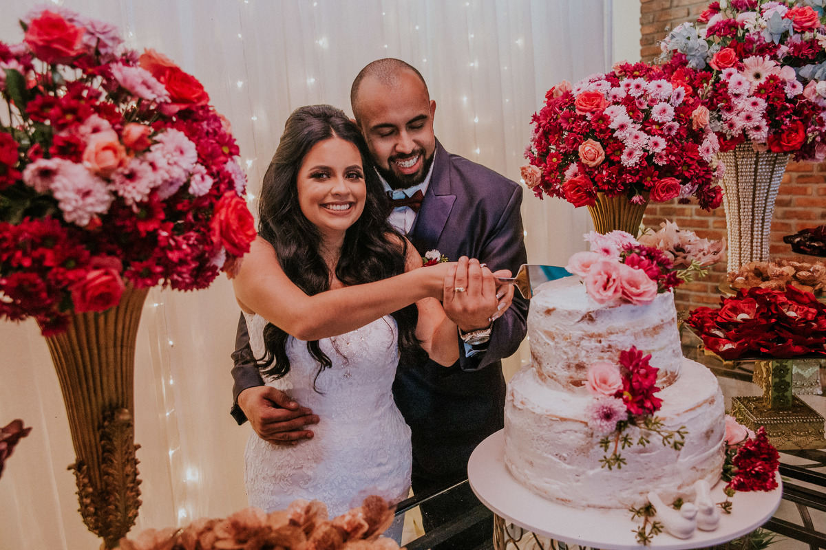 noivos cortando o bolo de casamento