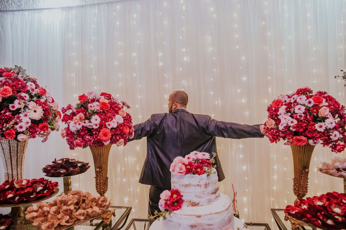 noivo se diverte durante o corte do bolo de casamento