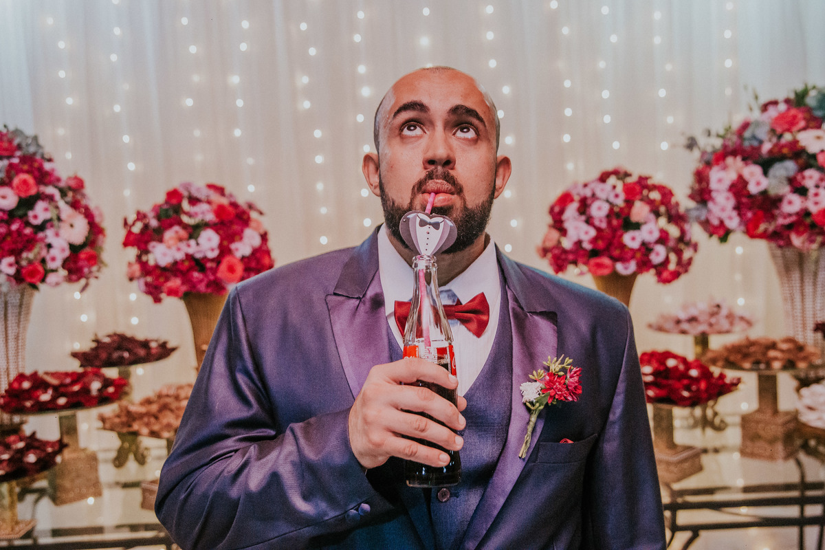noivo tomando coca cola no brinde de casados