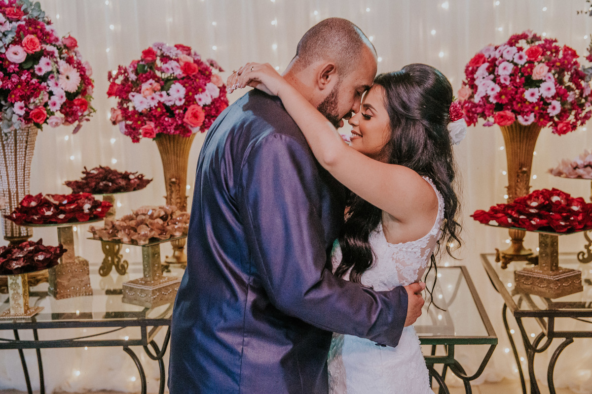 noivos se abraçando em uma fotografia romantica de casamento