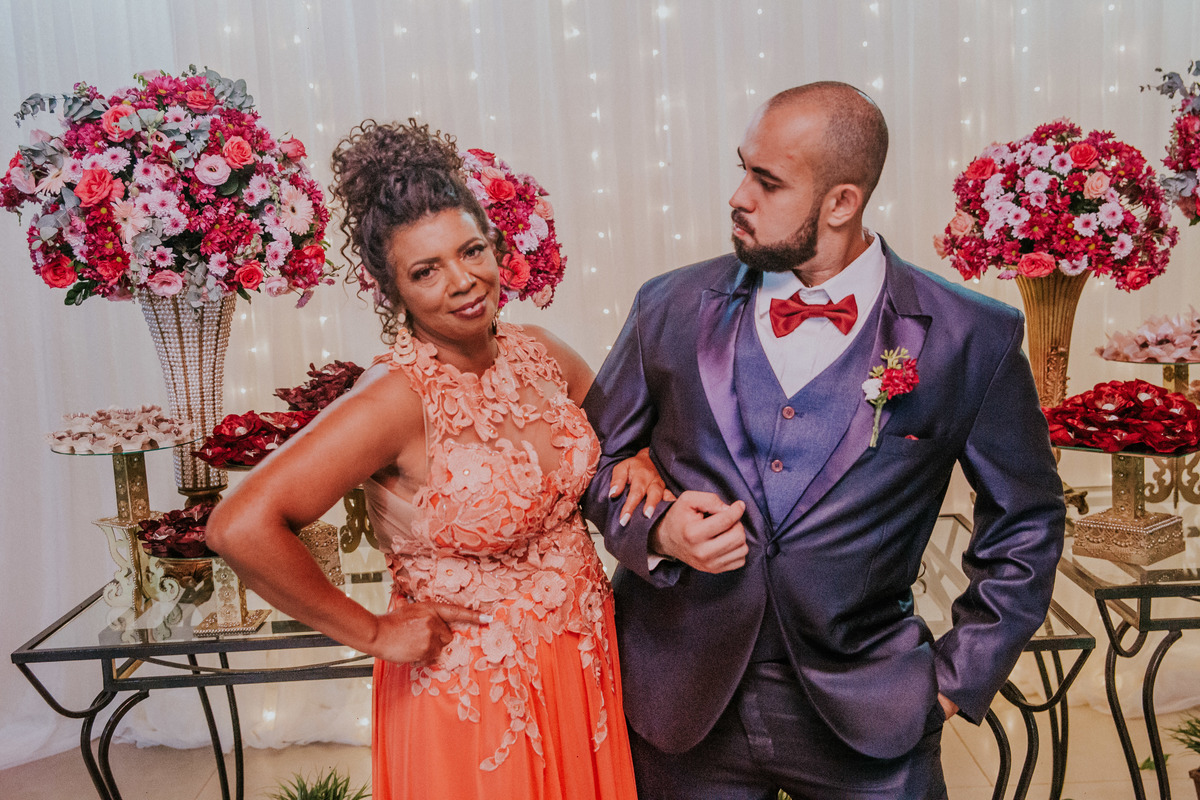 Noivo fazendo uma fotografia espontânea com a sogra durante a cerimônia de casamento
