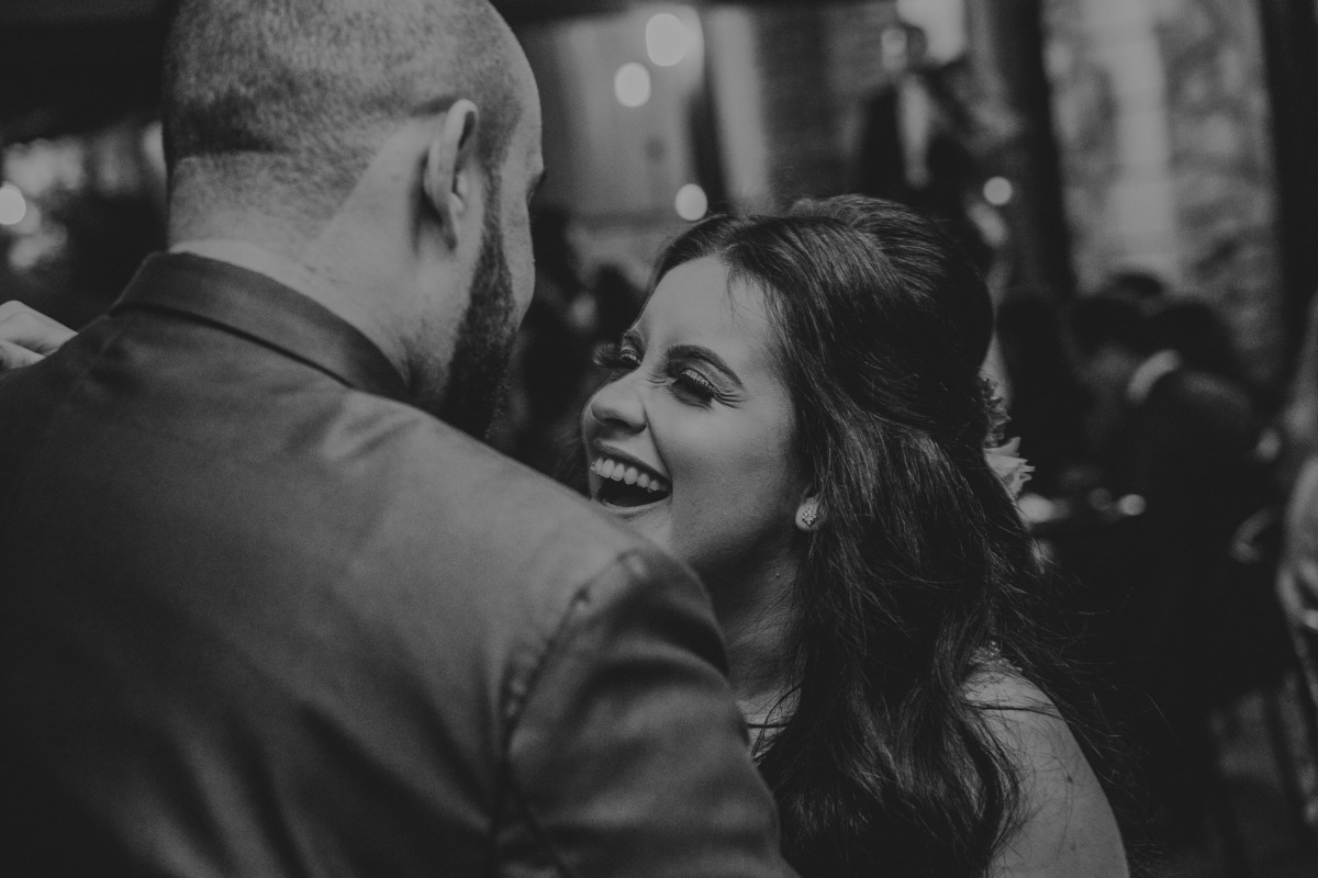 Noivos sorrindo durante a primeira dança de casados em Belo Horizonte