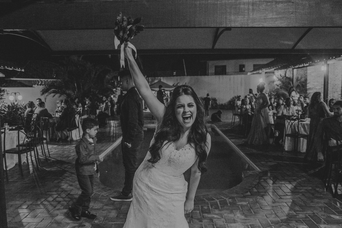 noiva jogando o buque de casamento em uma fotografia criativa de casamento em belo horizonte
