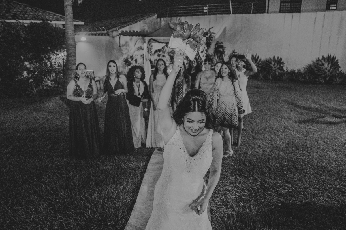 noiva jogando o buque de casamento em uma fotografia criativa de casamento em belo horizonte