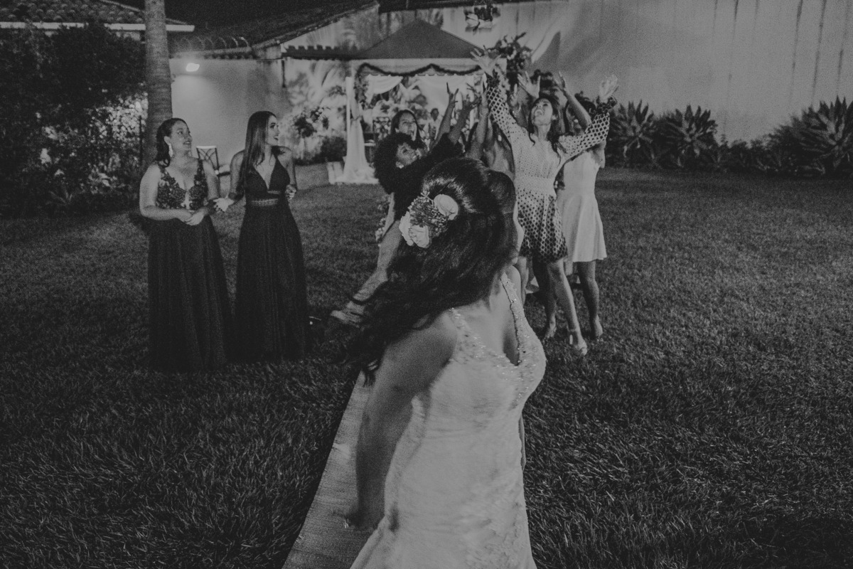 noiva jogando o buque de casamento em uma fotografia criativa de casamento em belo horizonte