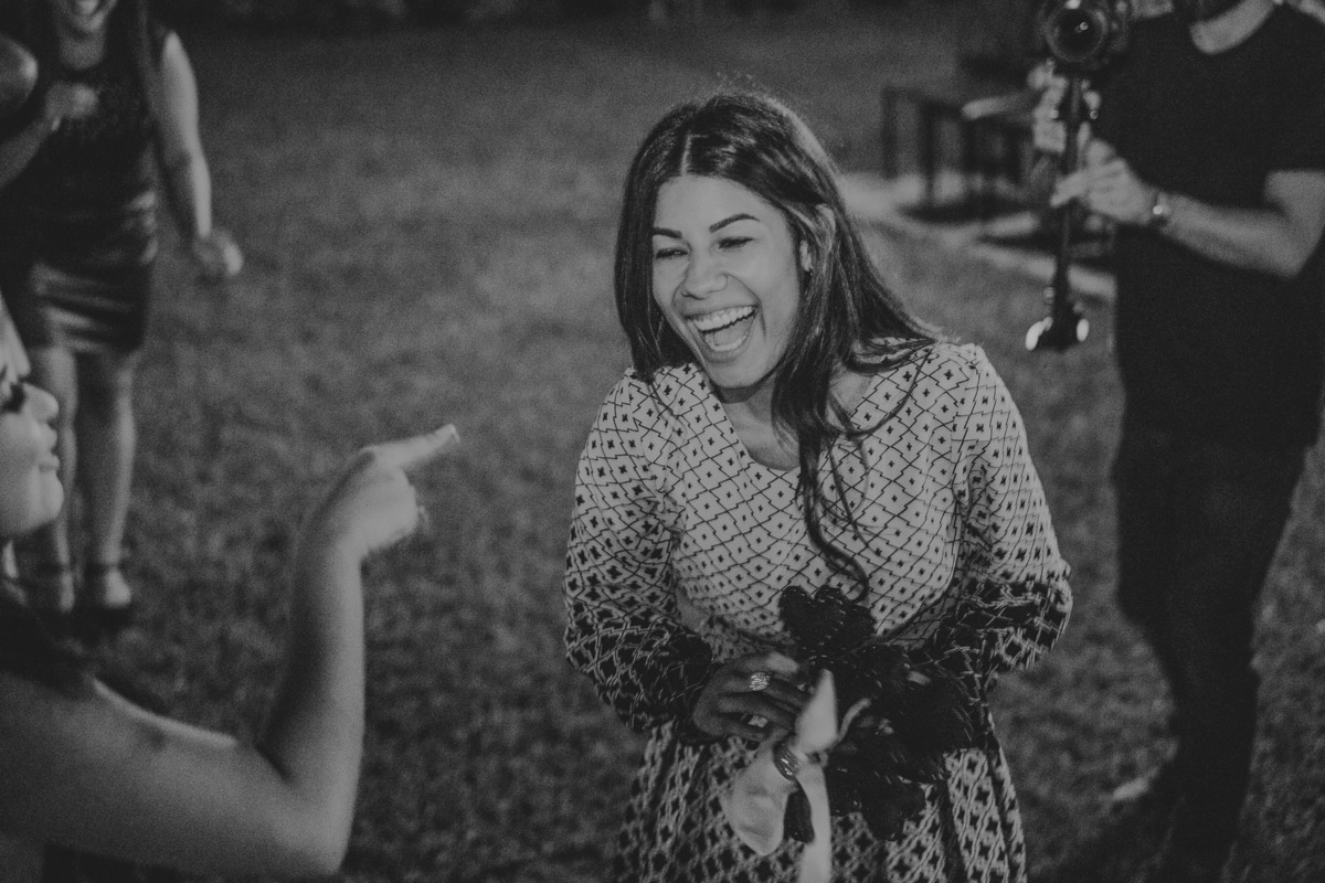 noiva jogando o buque de casamento em uma fotografia criativa de casamento em belo horizonte