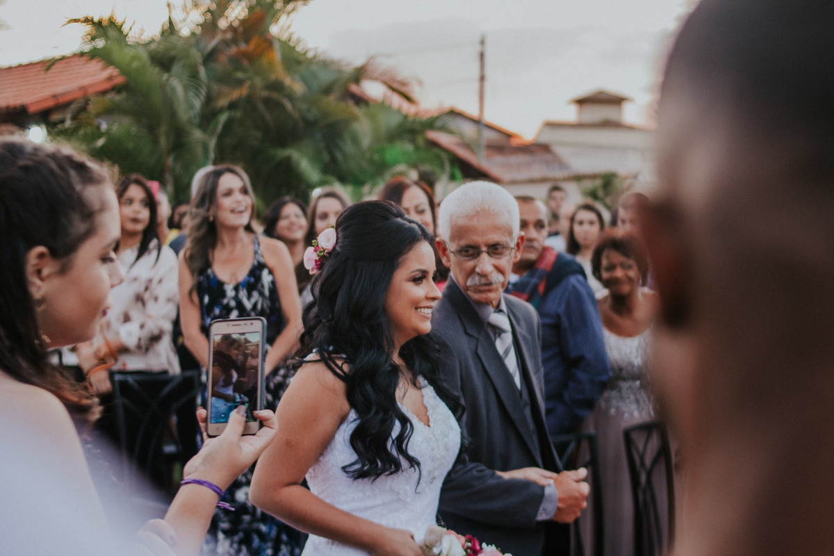 fotos incriveis da entrada da noiva com o pai durante a cerimônia de casamento durante o dia em belo horizonte