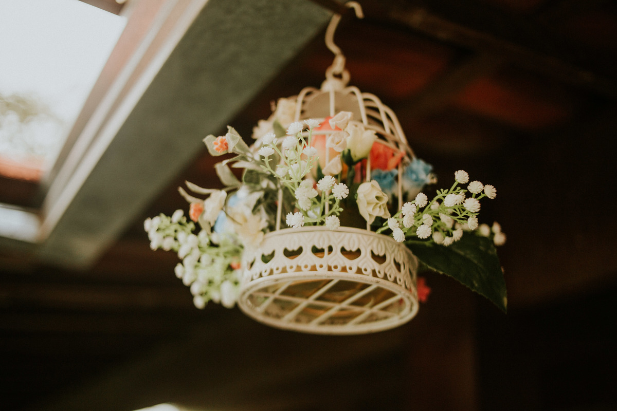 gaiola de flores para decoração de casamento durante o dia