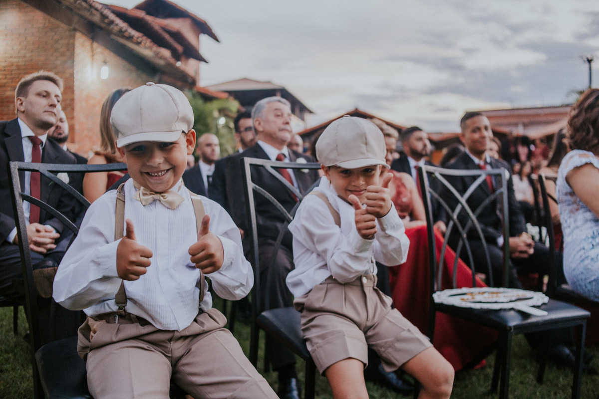 fotos criativas de pagens durante a cerimonia de casamento