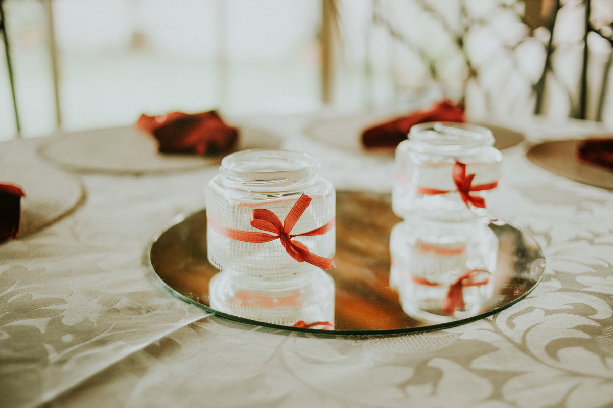 inspiração de decoração para mesas em casamentos durante o dia