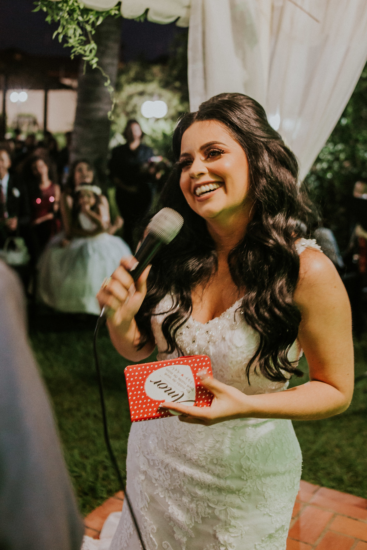 fotografia de casamento em belo horizonte no qual a noiva esta sorrindo antes de fazer uma surpresa para o noivo