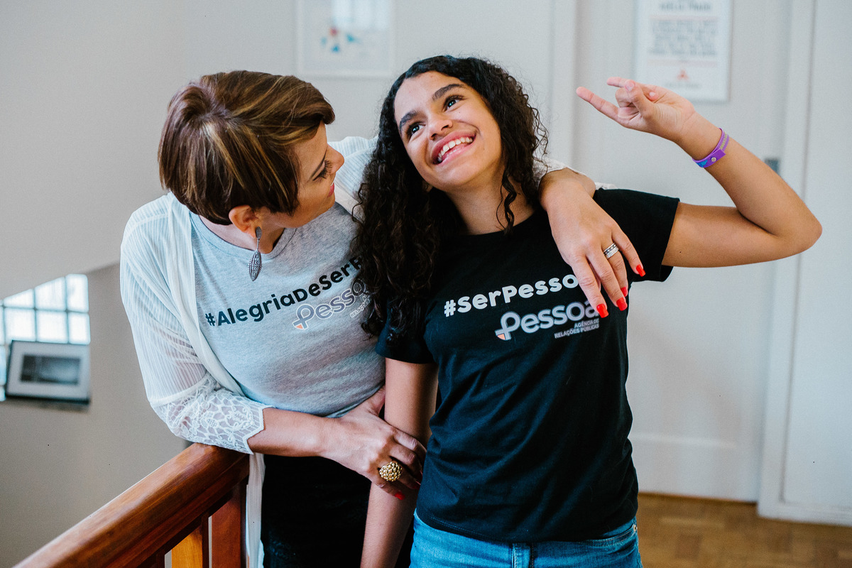 Erika Pessoas e a filha na melhor agência de RP de BH em uma fotografia criativa corporativa.