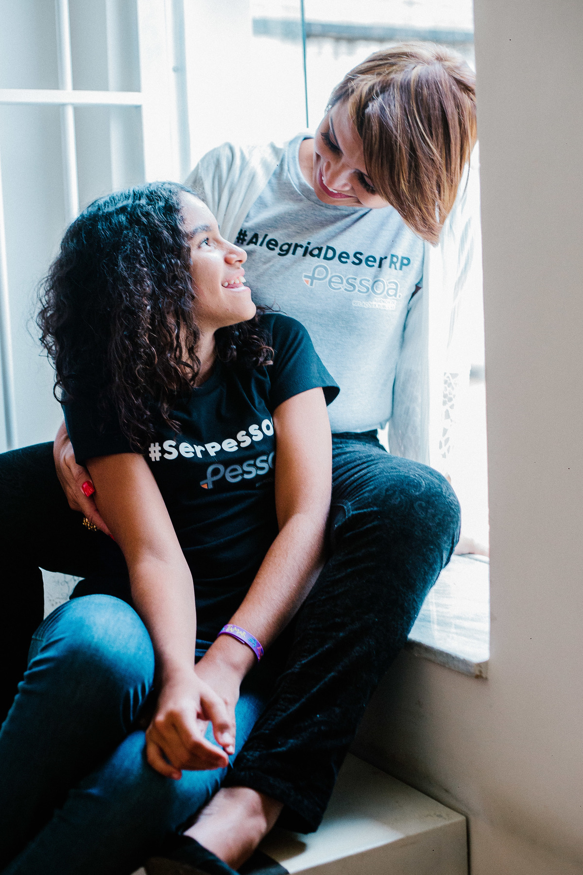 Erika Pessoas e a filha na melhor agência de RP de BH em uma fotografia criativa corporativa.