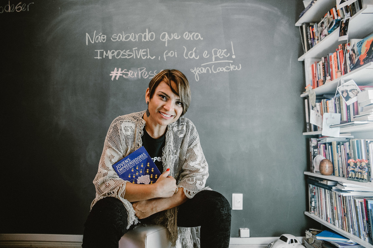 Retrato corporativo com a Erika Pessoa, dona da agência de relações pública Pessoa Comunicação.