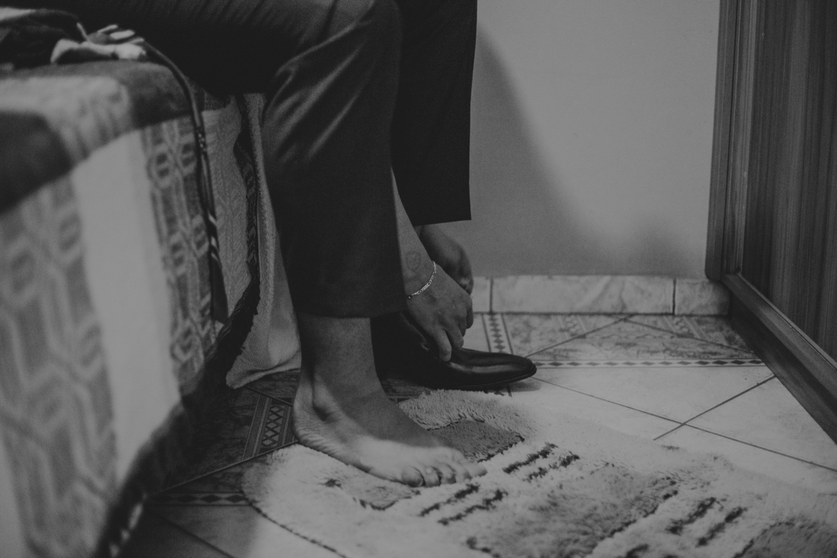 fotos do dia do noivo feitas em casa se preparando para o casamento em santa luzia mg