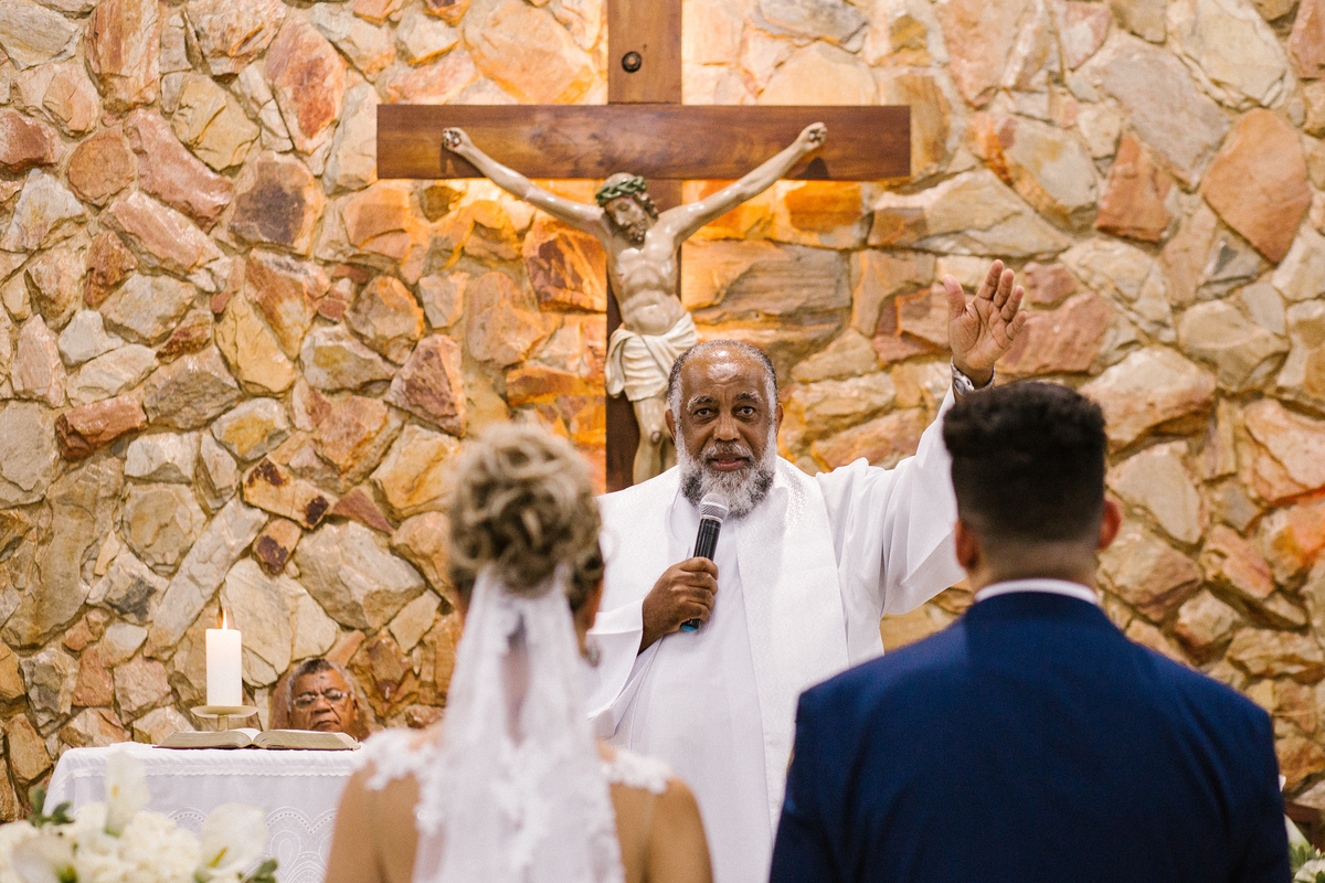 fotografia de casamento em santa luzia no qual os noivos estão se casando na igreja