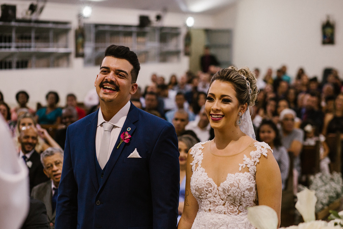 fotografia de casamento espontânea no qual os noivos estão rindo durante um casamento em santa luzia minas gerias