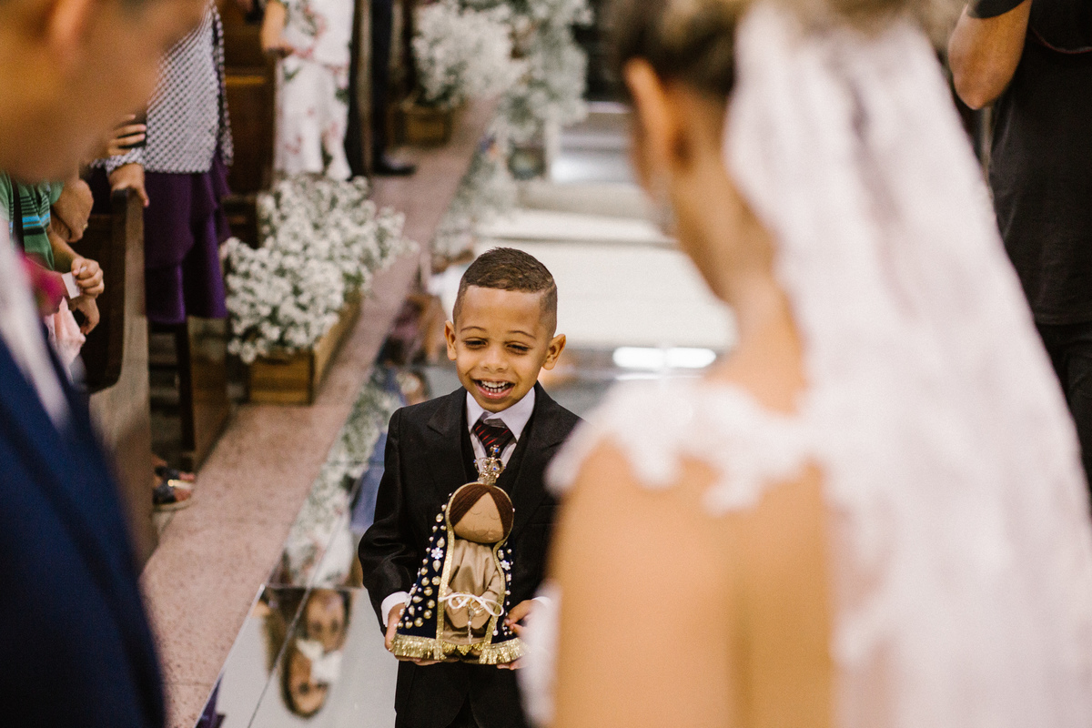 entrada do pagem trazendo as alianças em uma imagem de nossa senhora