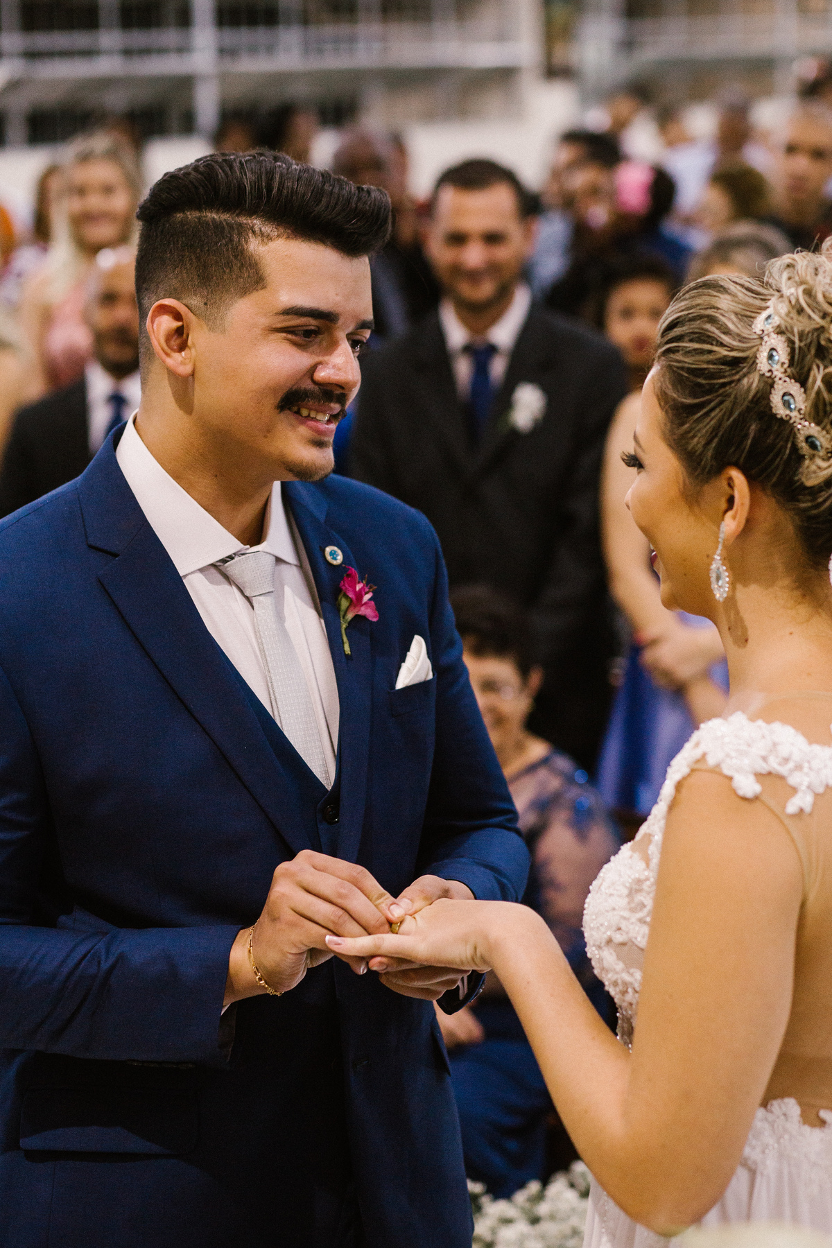 Troca de alianças durante o casamento na igreja matriz de são benedito em santa luzia minas gerais