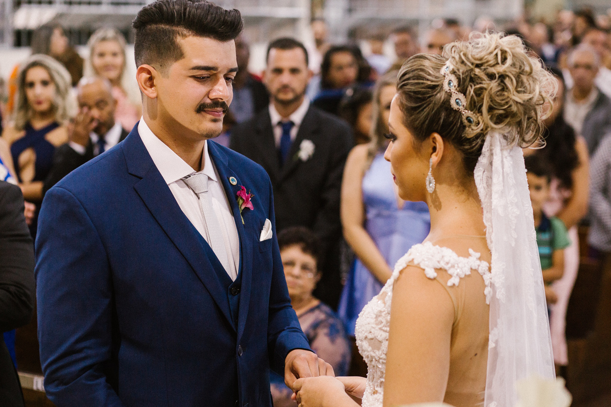 Troca de alianças durante o casamento na igreja matriz de são benedito em santa luzia minas gerais