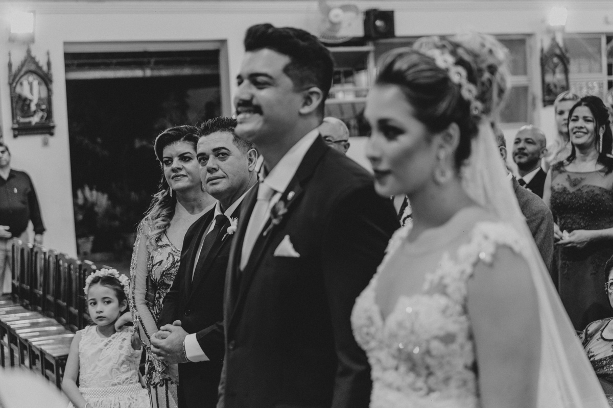 fotografia emocionante de casamento no qual o pai do noivo está olhando com admiração para o noivo