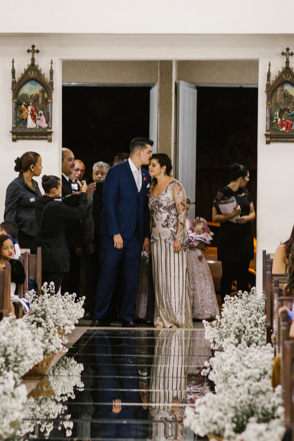Fotografia de casamento em santa luzia no qual o noivo está entrando com a mãe