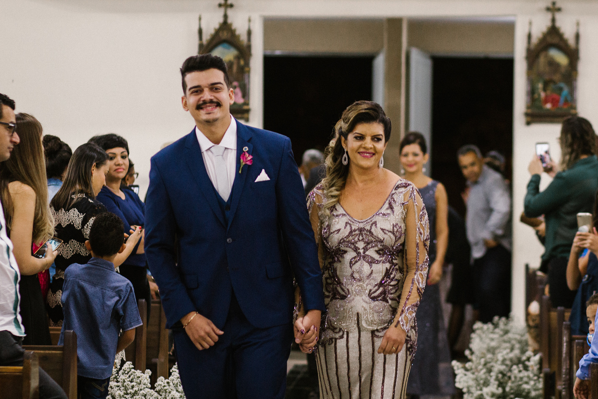 fotografia de casamento em santa luzia da entrada do noivo juntamente com a mãe