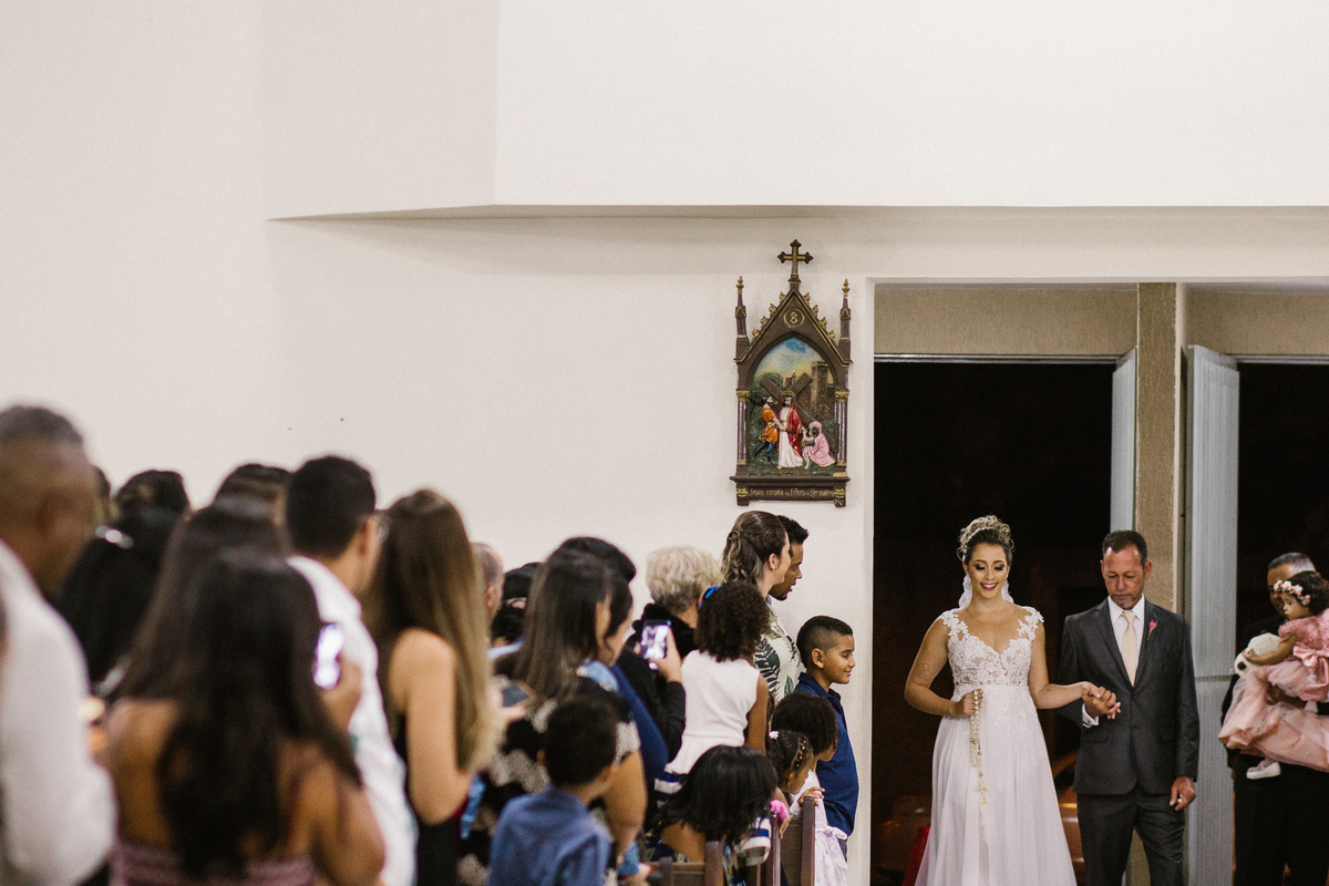 entrada da noiva juntamente com o pai na igreja em santa luzia
