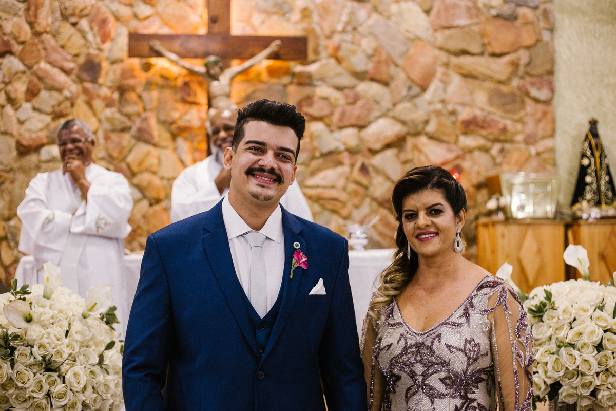 Reação do noivo enquanto ele vê a noiva entrar na igreja