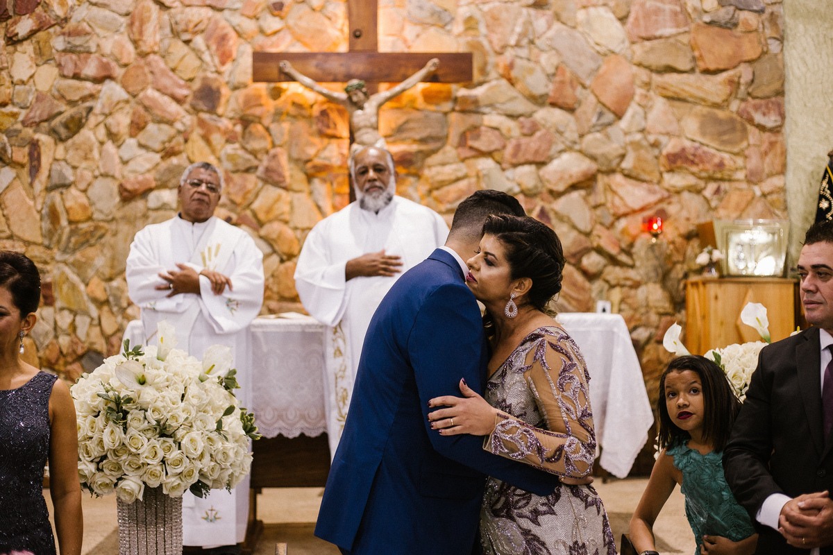 noivo abraçando a mãe antes de encontrar a noiva na entrada