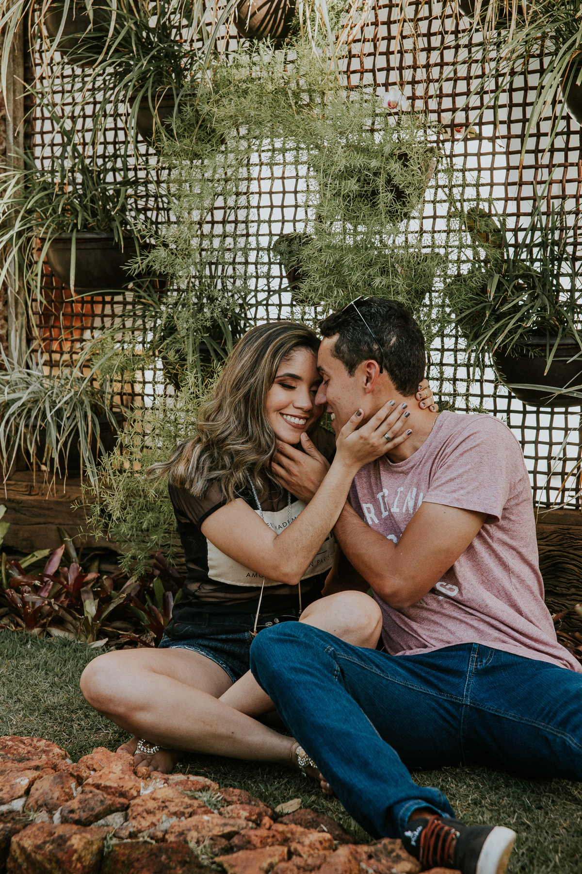 Noivos sorrindo para um ao outro em um local para fazer ensaio de pré casamento em Betim