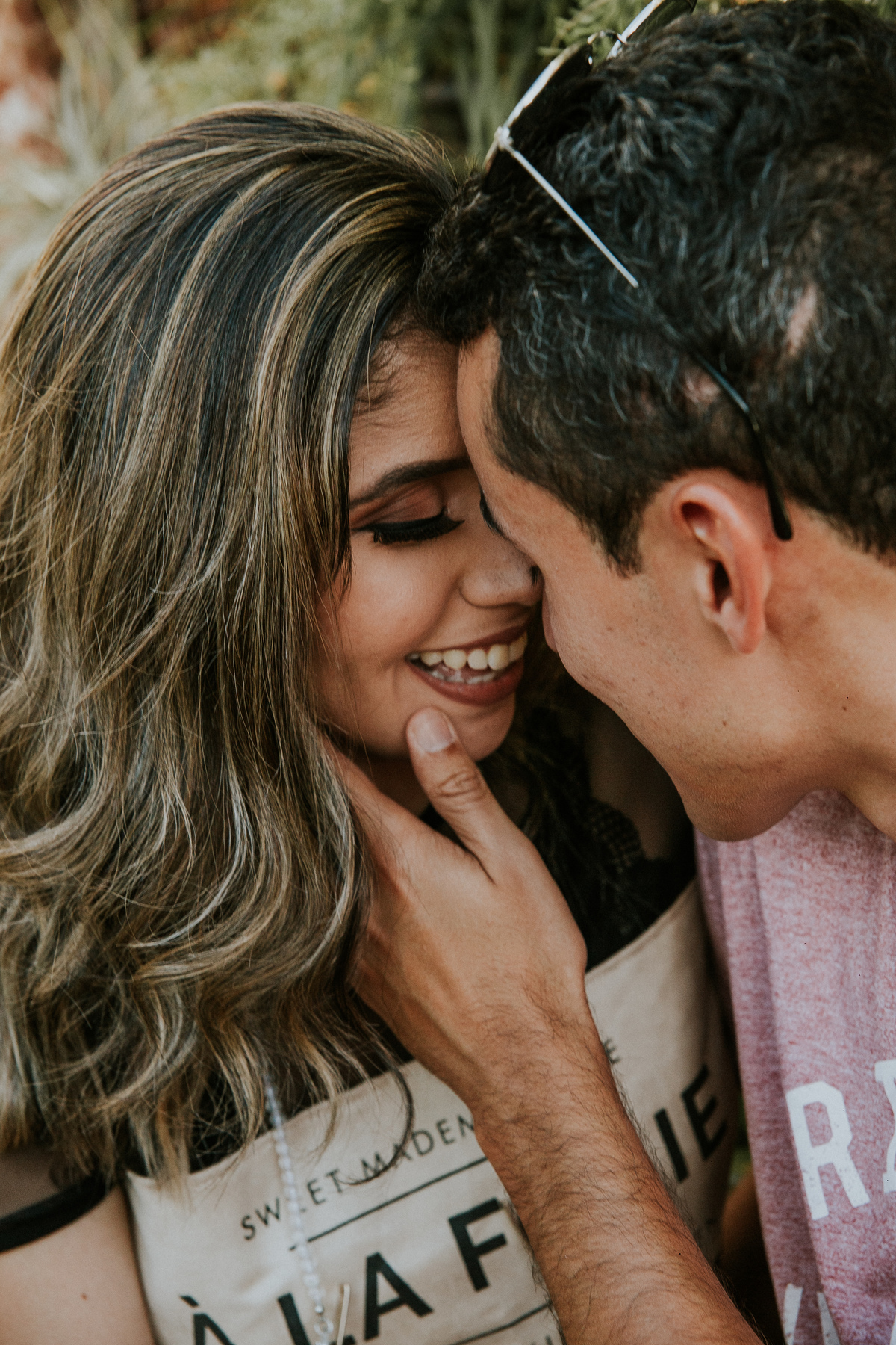 Noivos sorrindo um para o outro em um ensaio de casal criativo