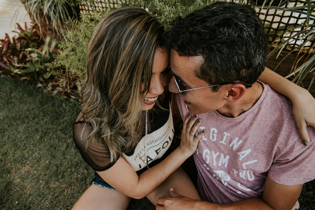 Inspiração de pose para ensaio criativo de casal