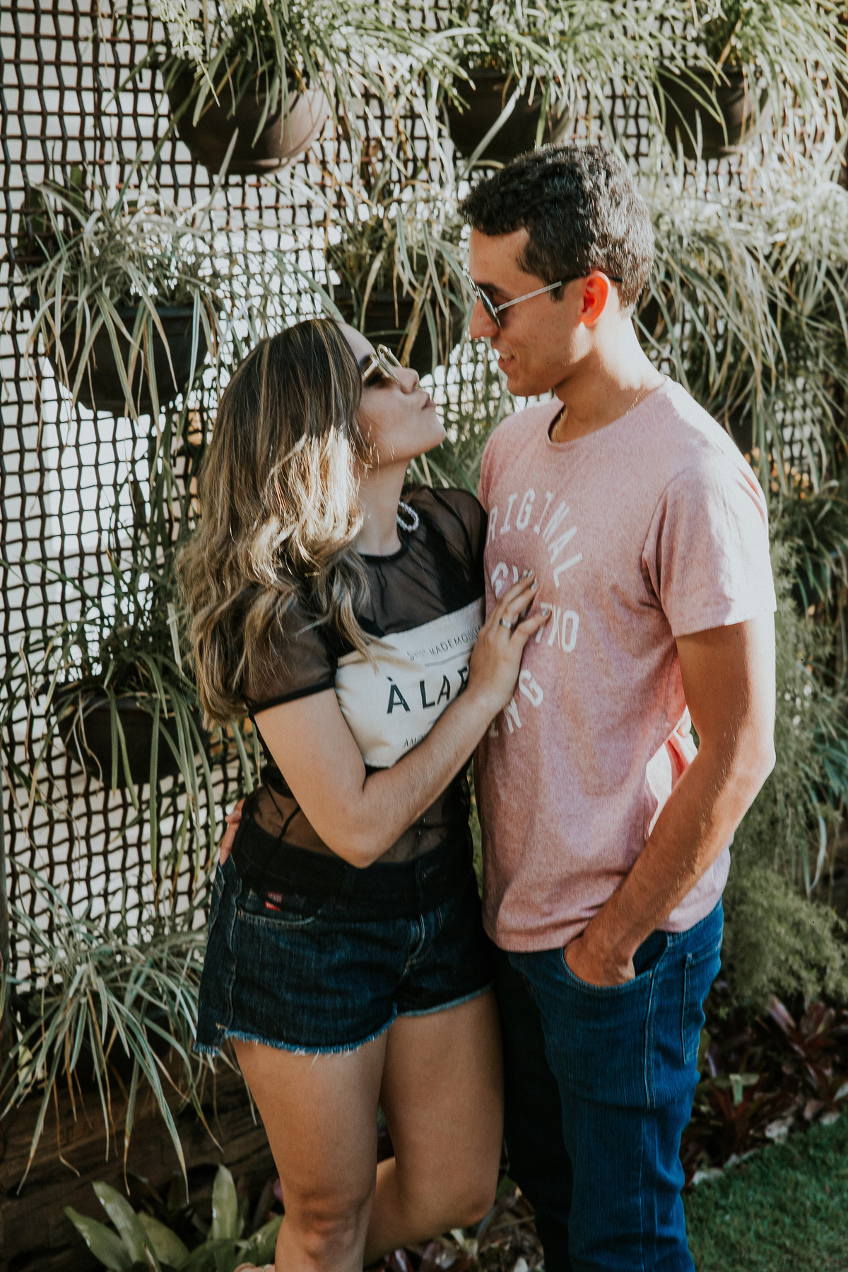 fotografia de pré casamento feito em betim no qual o casal está se olhando e sorrindo